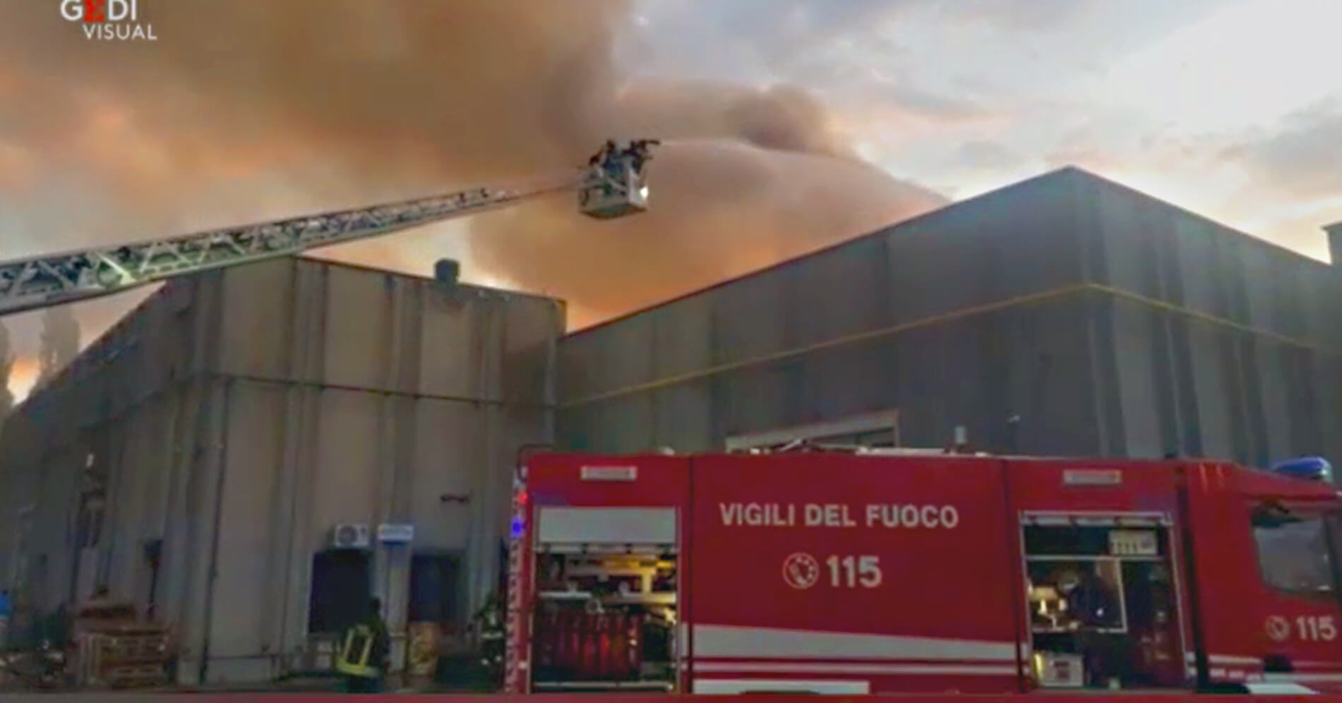Modena incendio in un capannone tra via S. Anna e via Suore